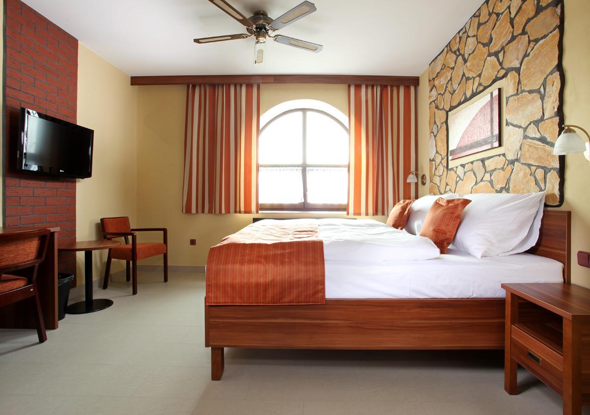 Hotel Vinopa Hustopeče Kültér fotó
